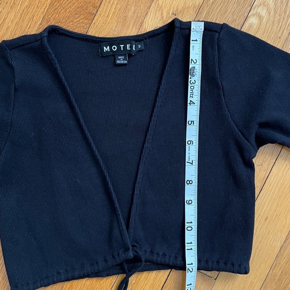 Motel Quarter Sleeve Tight Fit Tie Front Open V Crop Top Blouse Tee Size S - Picture 9 of 12